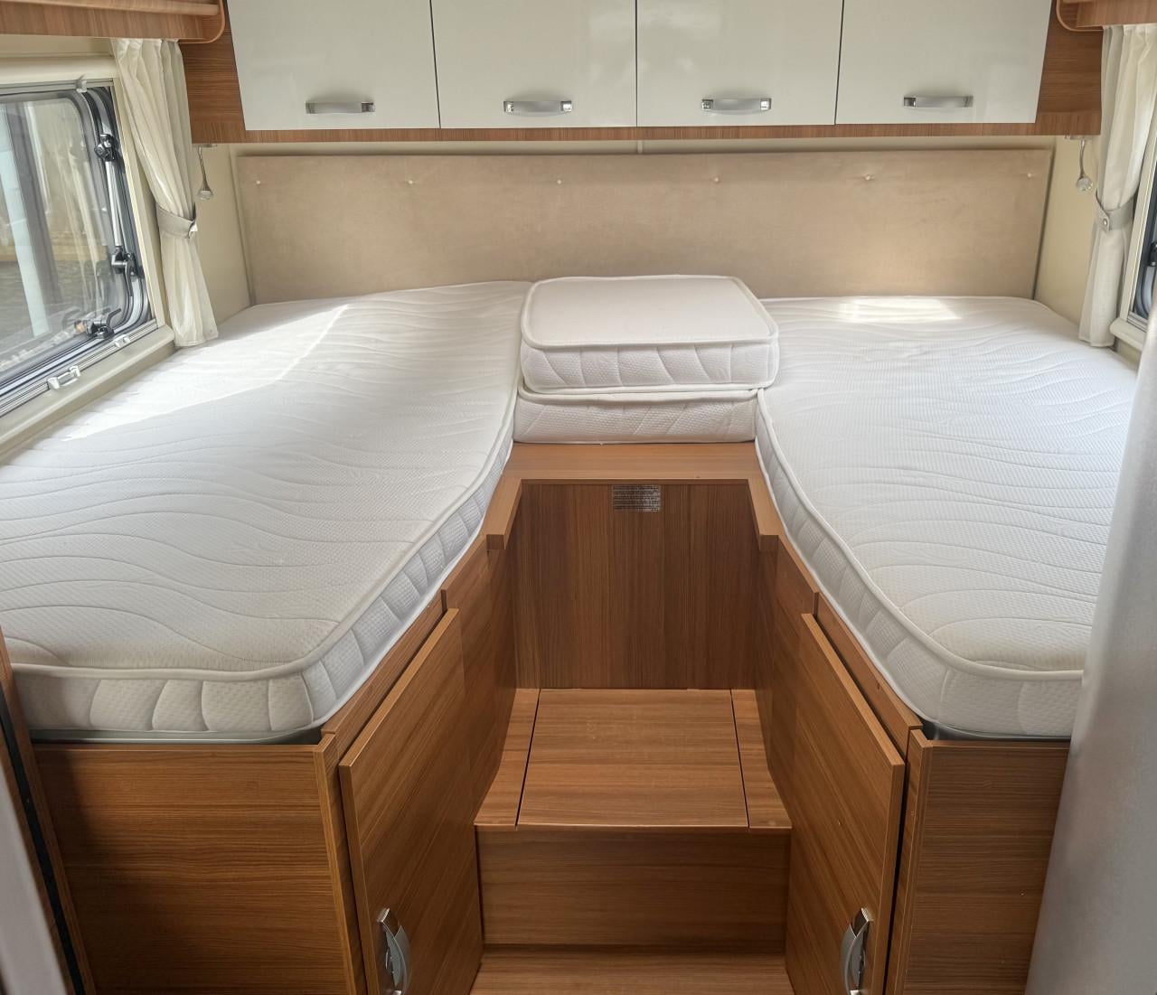 Elnagh Baron 73 (2x lengtebedden, hefbed, Euro 6 , zeer netjes )