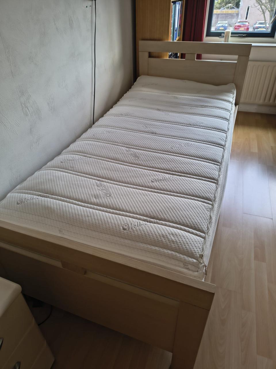 1 persoons bed (200x90cm) met elektrisch verstelbare bedbodem