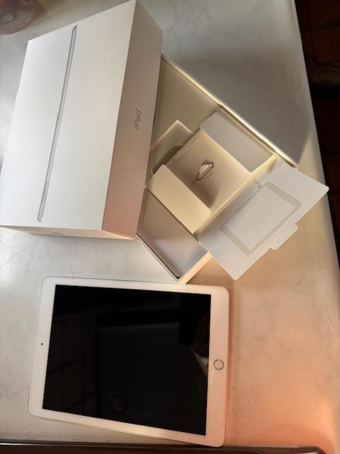 Te koop; I-pad5 goed werkend onbeschadigd APPLEwifi cellular