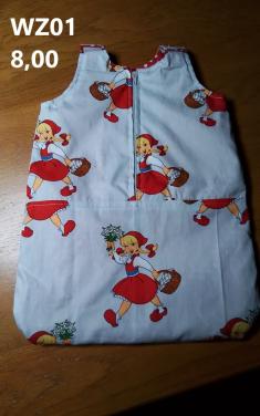 Poppenkleertjes baby born. Slaapzak. Opbrengst KiKa.