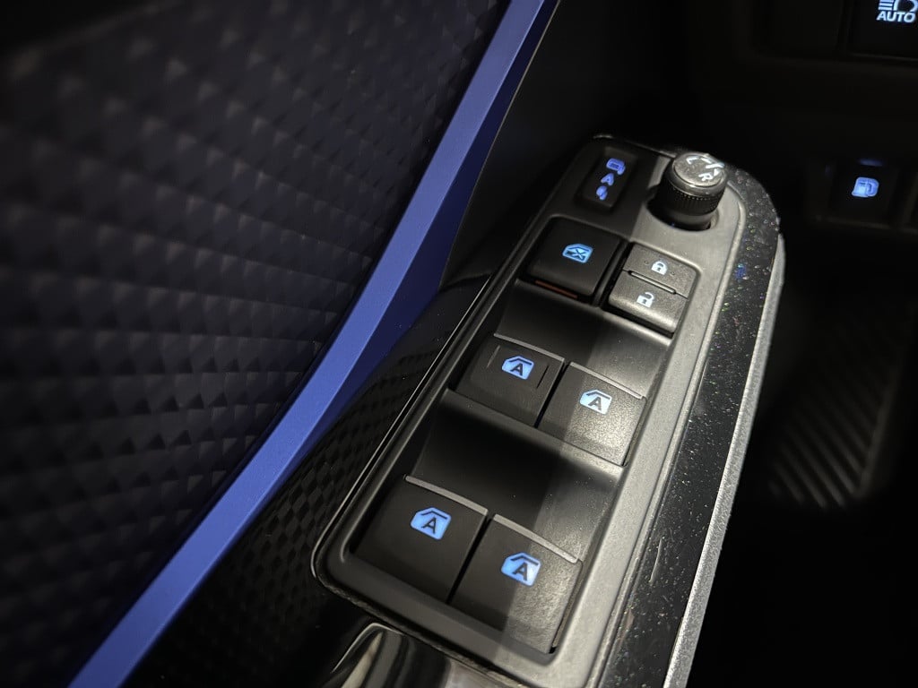 Toyota C-hr 1.8 hybrid bi-tone plus | leer | camera | trekhaak |