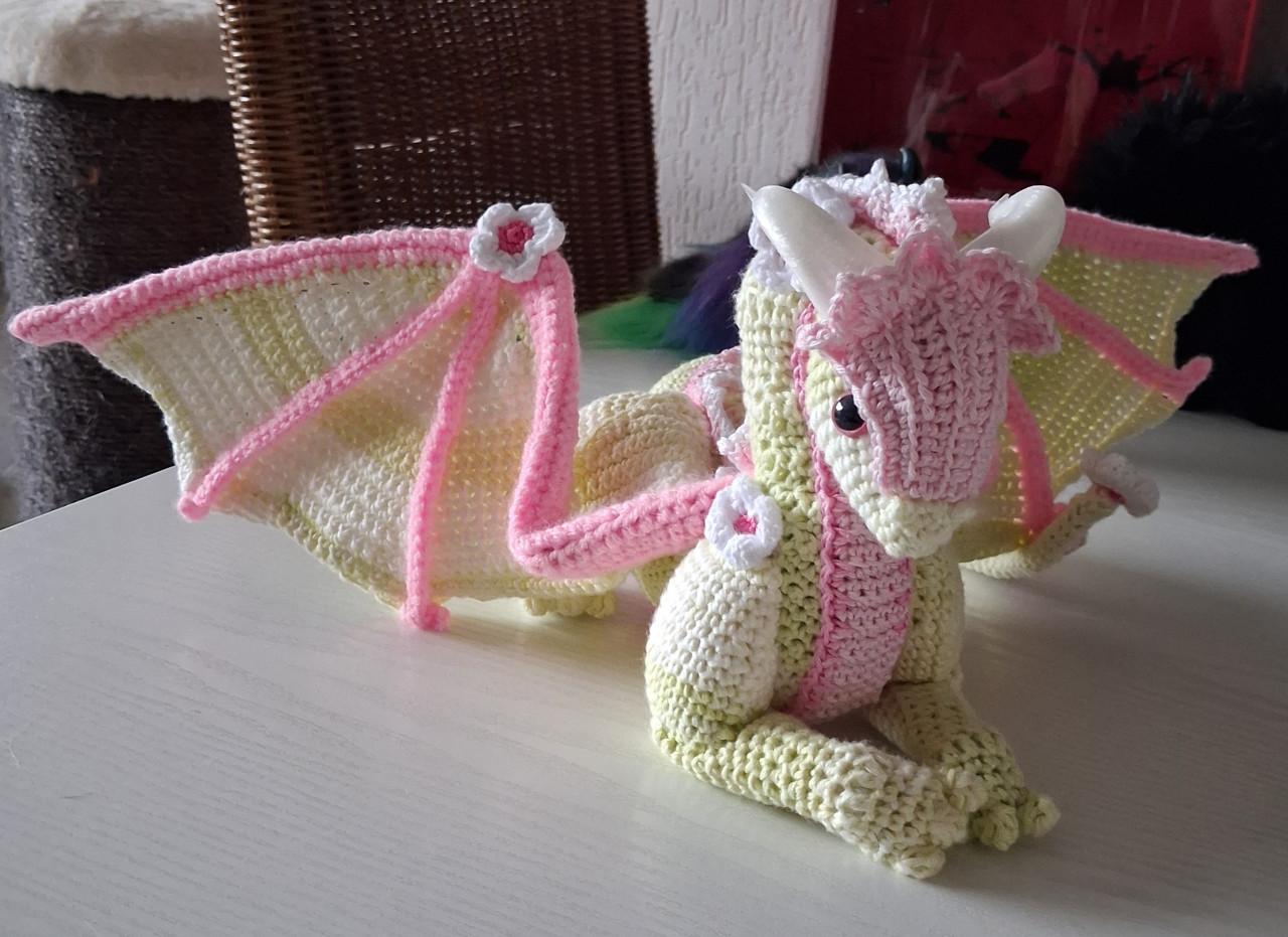 Gehaakte cherry blossom draak met draken ei