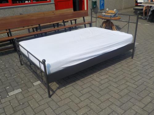 Eenvoudig ledikant + 2 kwaliteits lattenbodems in zeer goede staat + matras