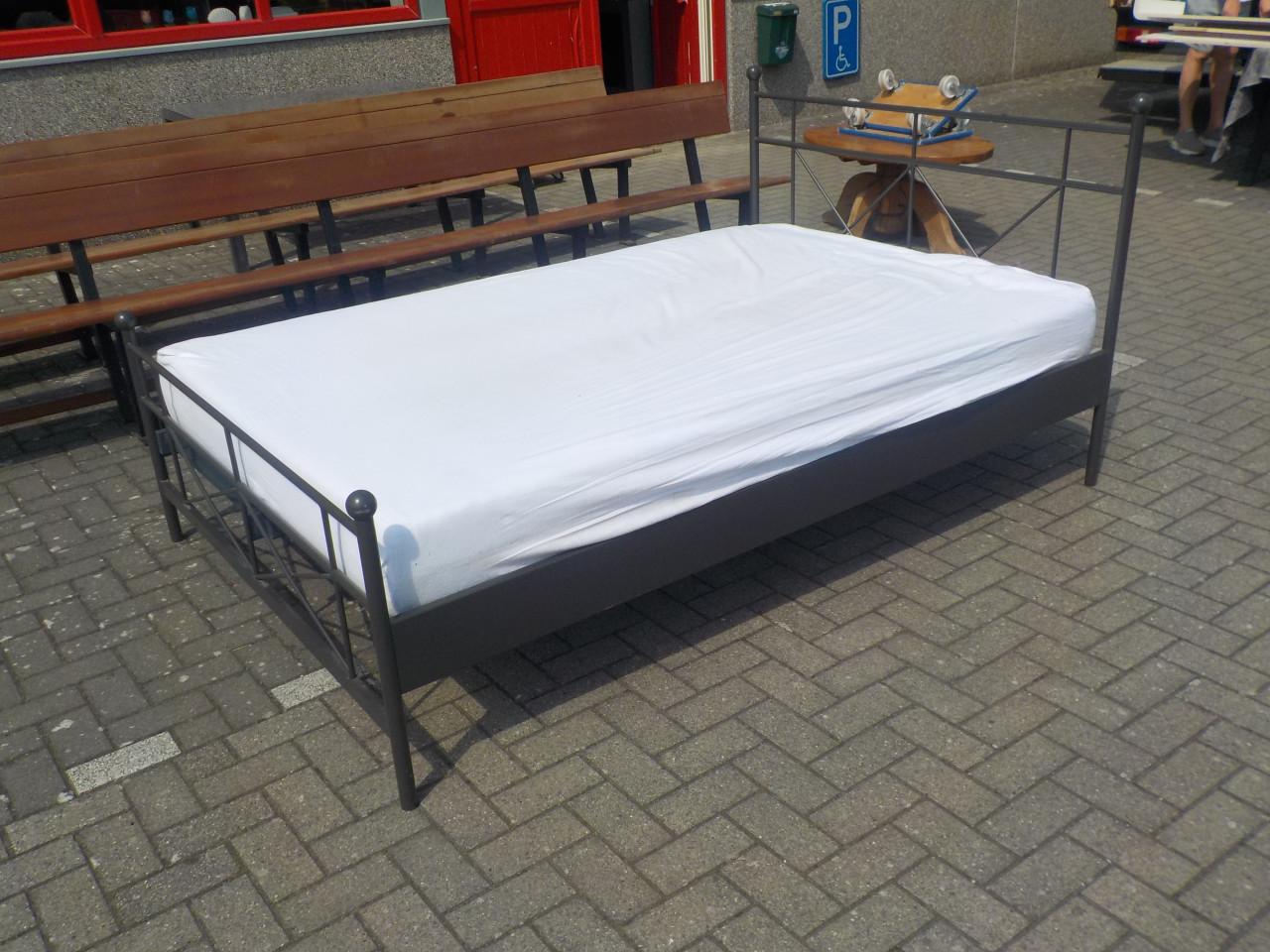 Eenvoudig ledikant + 2 kwaliteits lattenbodems in zeer goede staat + matras