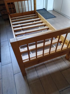 Degelijk houten peuterbed, afmeting 70 x 150 cm