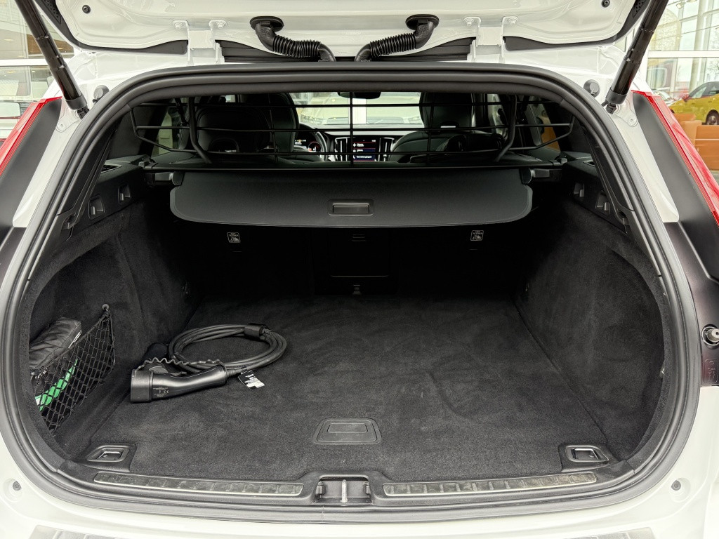 Volvo V60 t6 340pk recharge r-design| panodak| adap.cruise| 360camera| tre