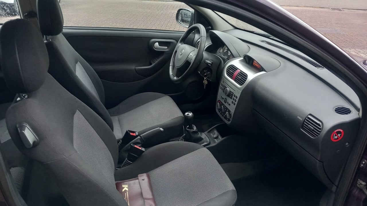 Opel CORSA 1.2-16V Silverline 3drs bj:2006 airco-lm velgen apk 2026 !!