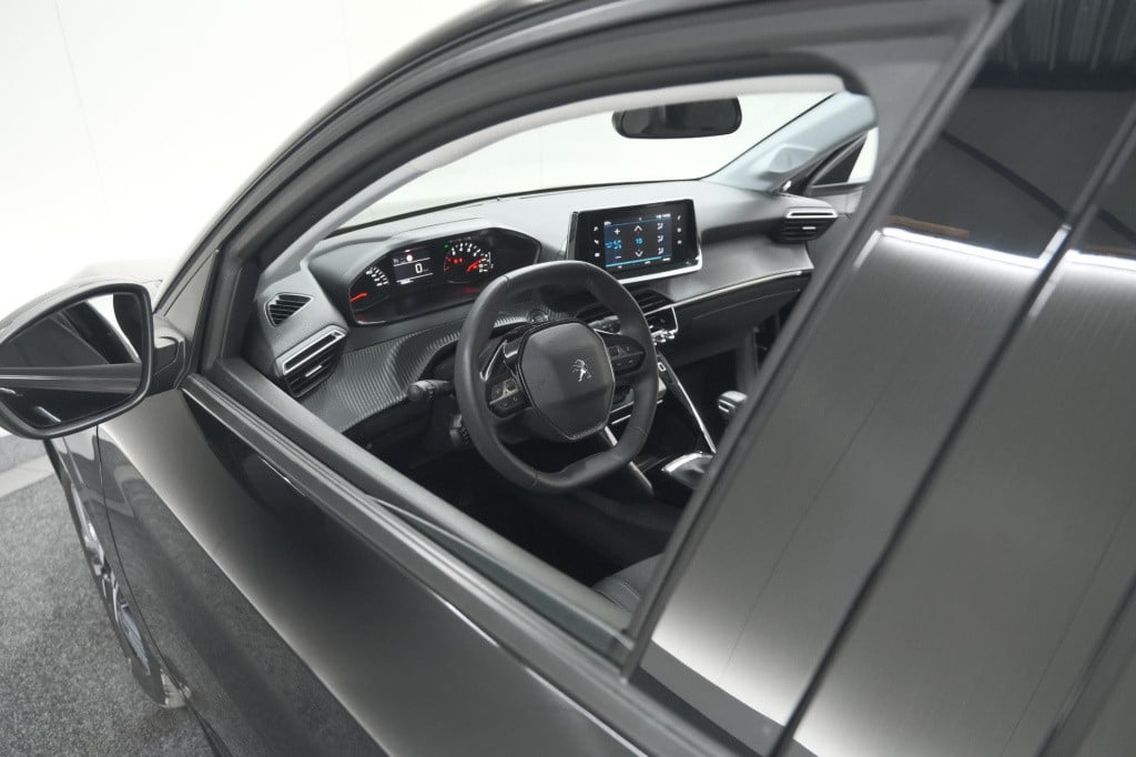 Peugeot 208 puretech 100 allure pack | camera | apple carplay | stoelverwar