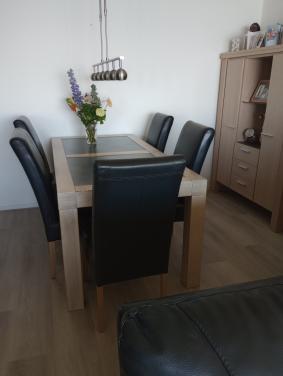 Eethoek met 5 leren stoelen
