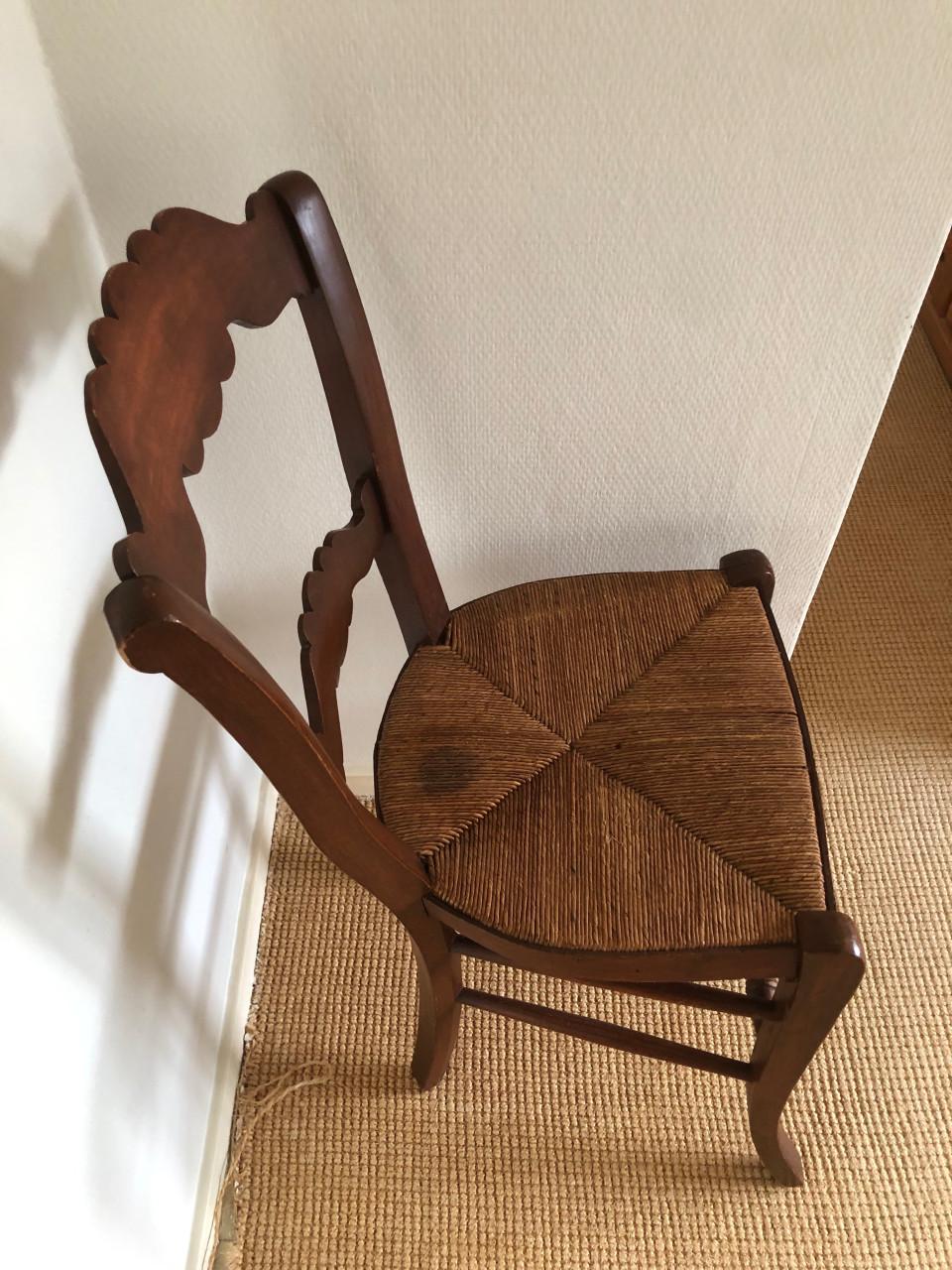 Antieke houten stoel met rieten zitting