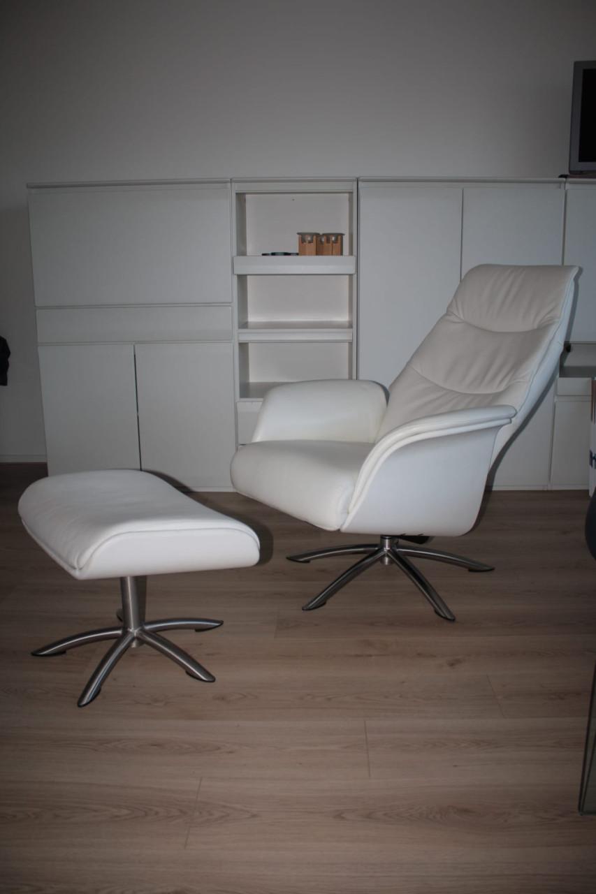 Wit leren relax stoel met losse voetensteun