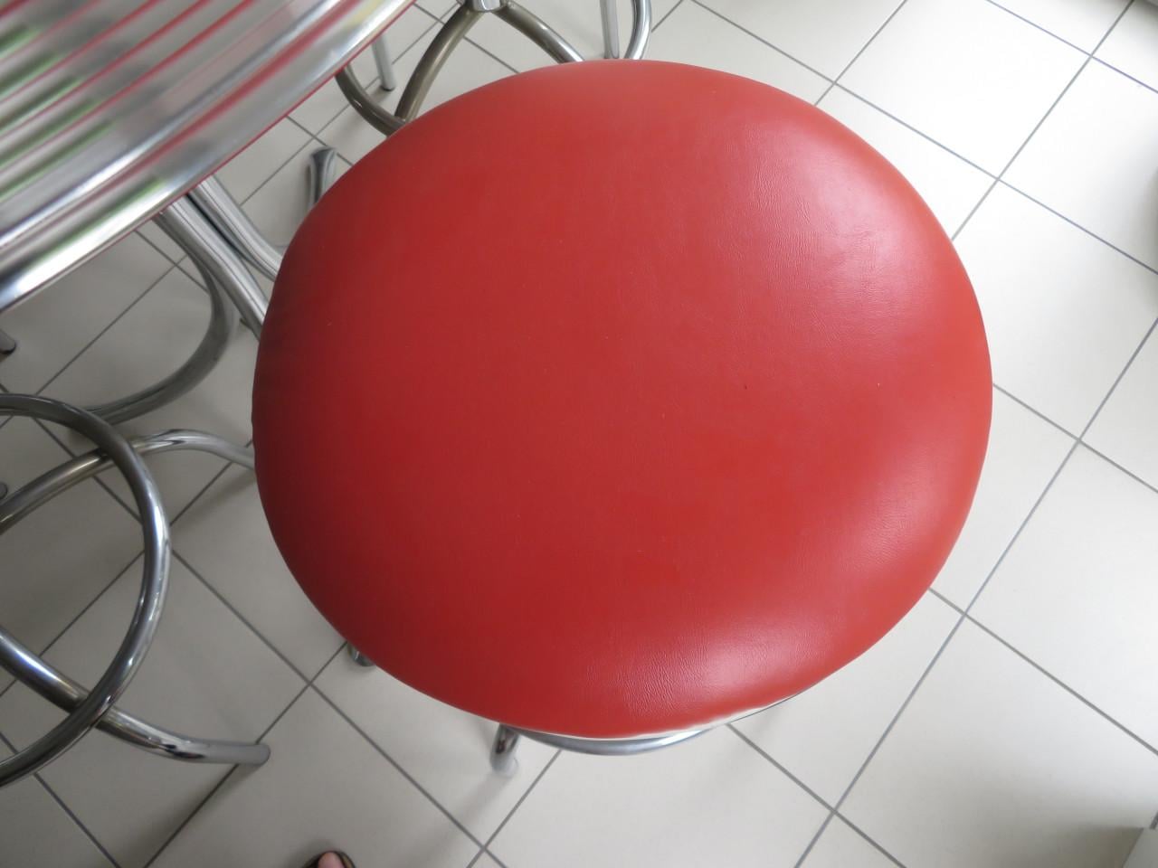 Fifties/sixties barkrukken en statafel
