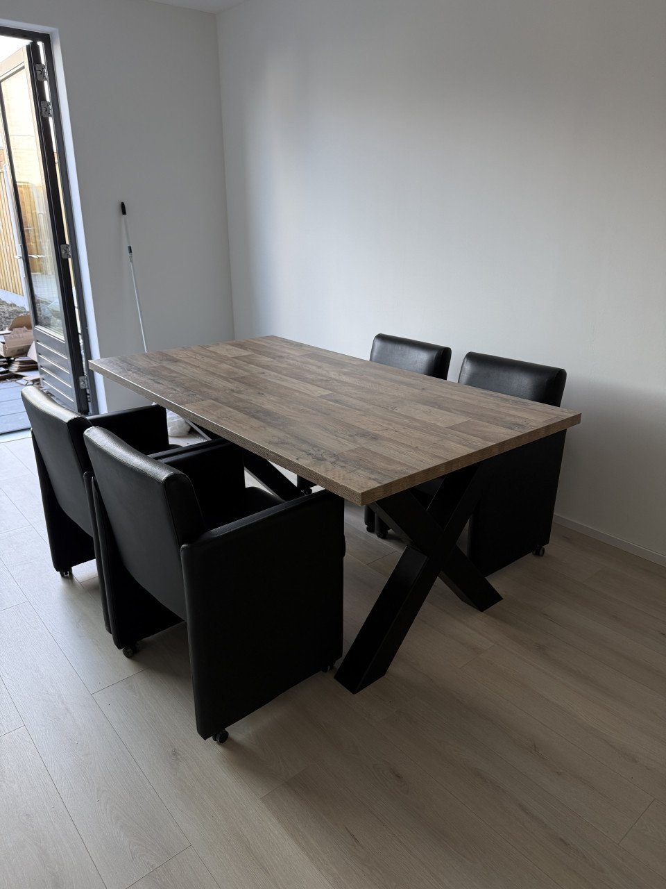 Eettafel mangohout met X poot en vier lederen stoelen