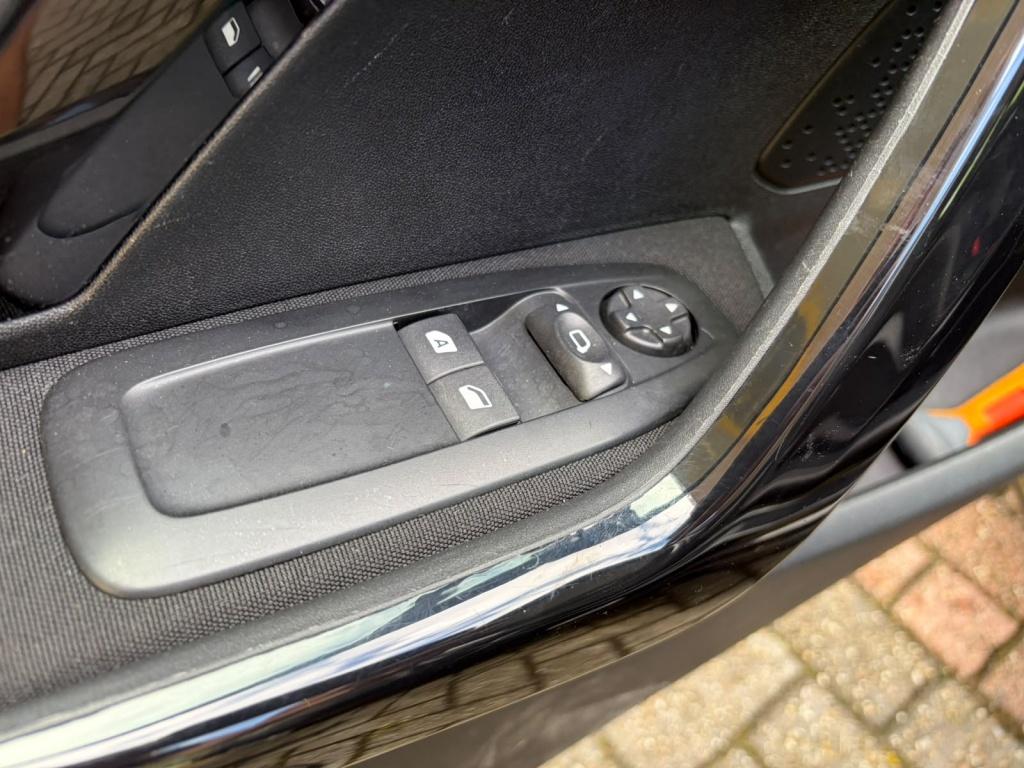 Peugeot 208 1.2 puret. blue lion