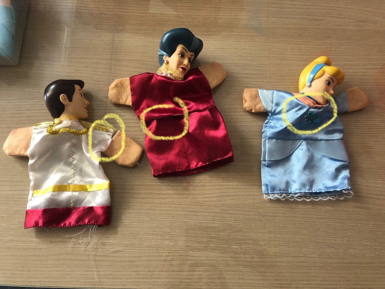 Tafelpoppenkast inclusief 16 poppen en showgeluiden.