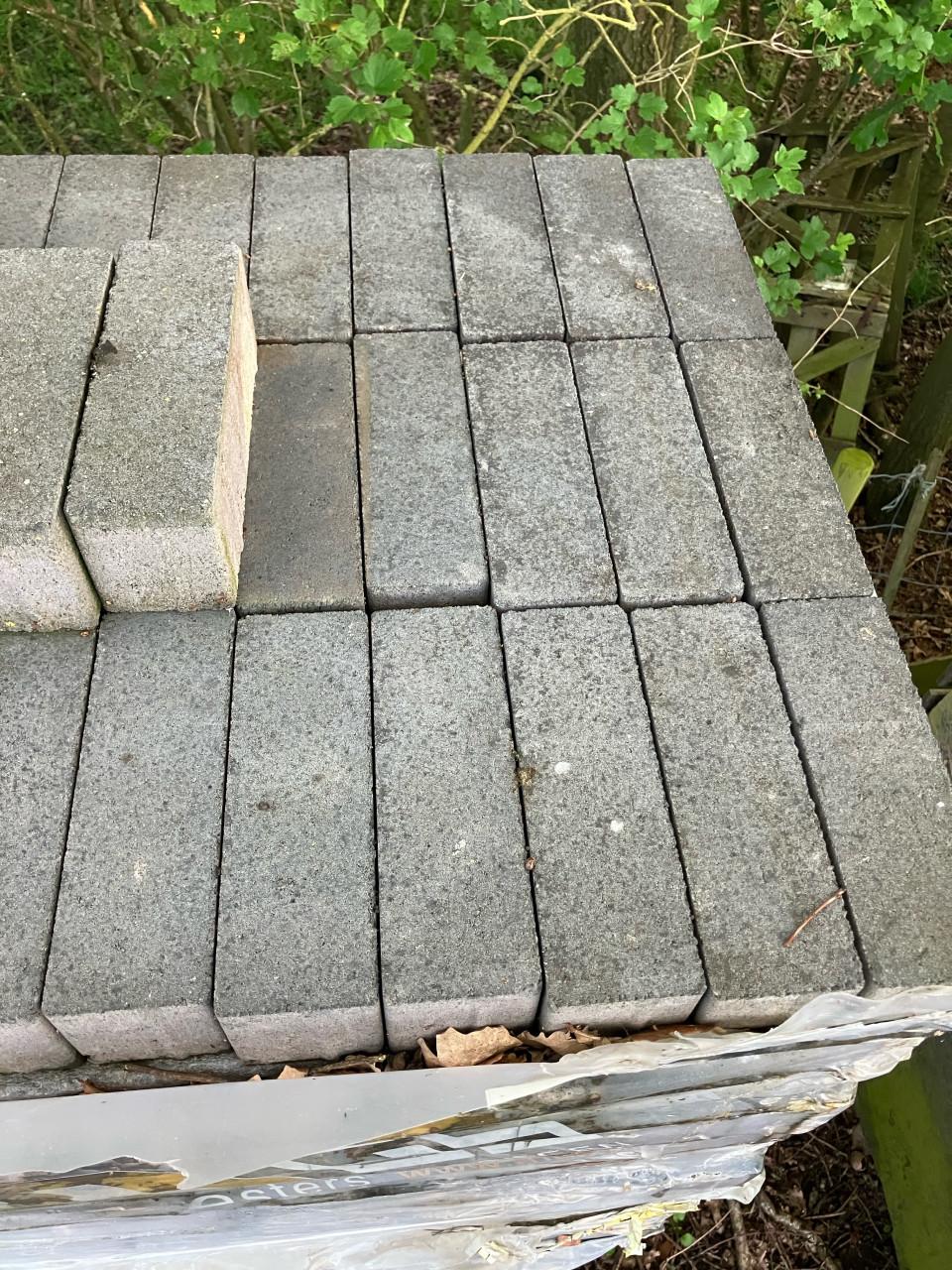 Kleine partijen nieuwe bestrating