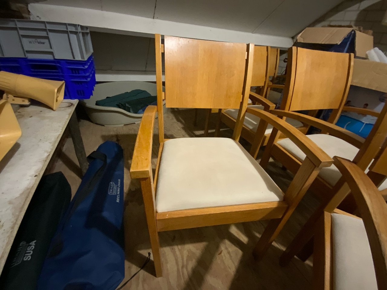 Grote tafel plus 6 bijpassende stoelen