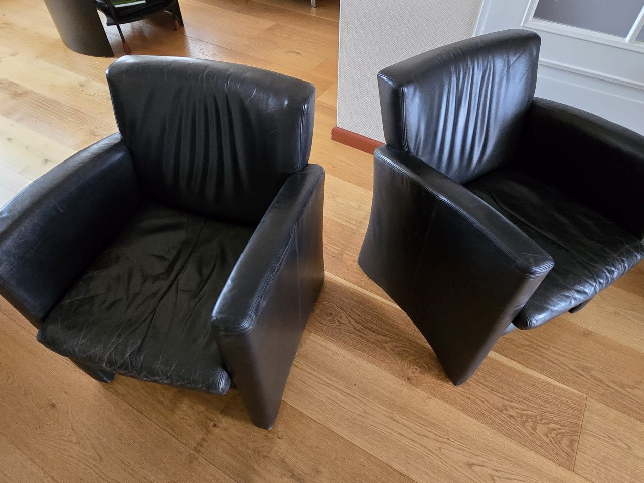 2 zwarte fauteuils/stoelen