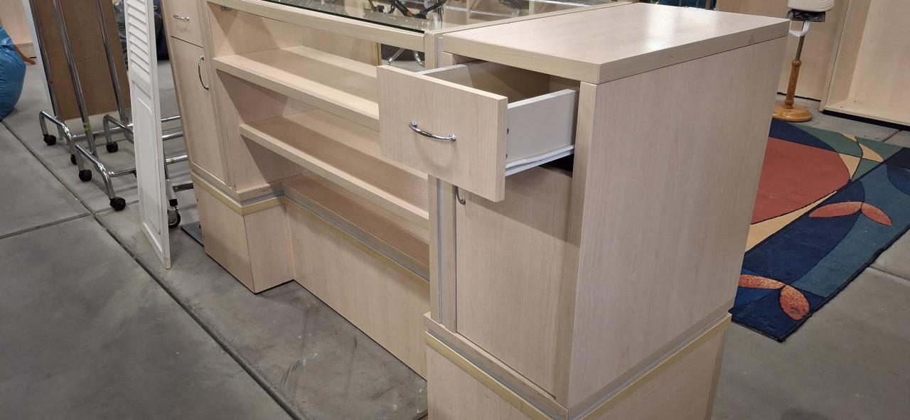 Winkeltoonbank winkelbalie met glazen blad en opbergruimte