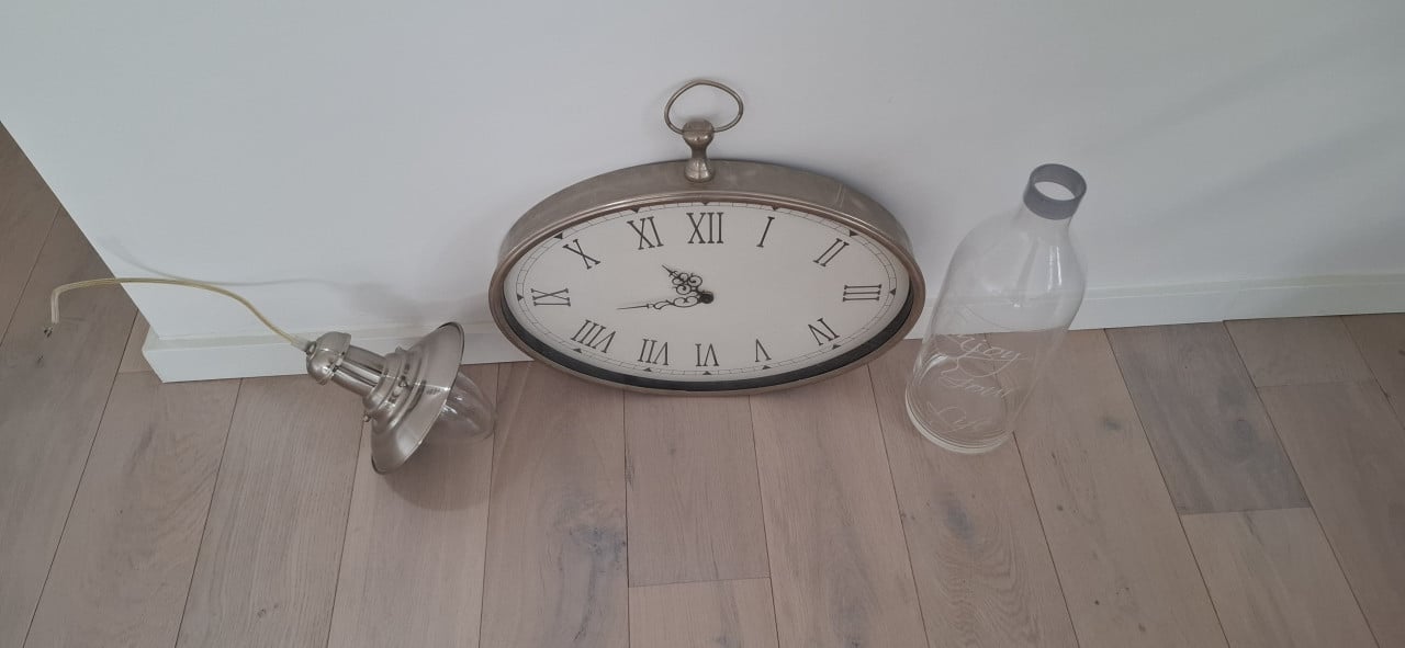 Klok,lamp,vaas en wasmand. Landelijk, strandhuis