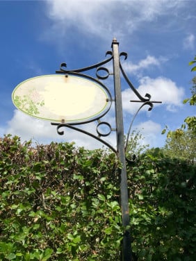 Uithangbord met paal