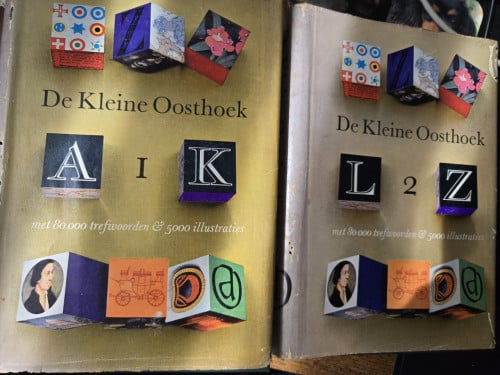 "De Kleine Oosthoek" is een Nederlandse encyclopedie in 2 delen
