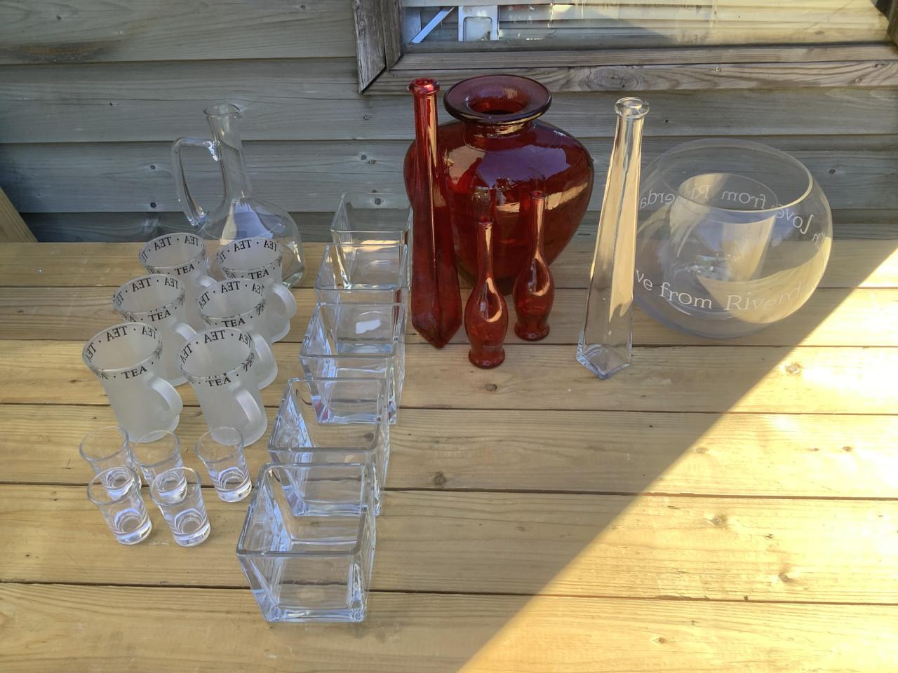 Verschillende glas artikelen, drinkglazen, vazen enz. Zie de foto’s