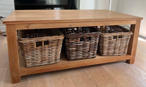 Massief teak houten tv tafel met 3 manden