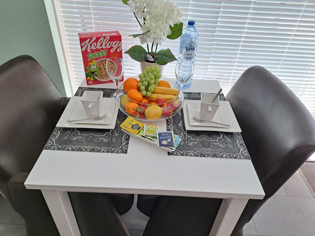 Witte zware tafel - (b) 74 x (d) 74 x (h) 75 cm