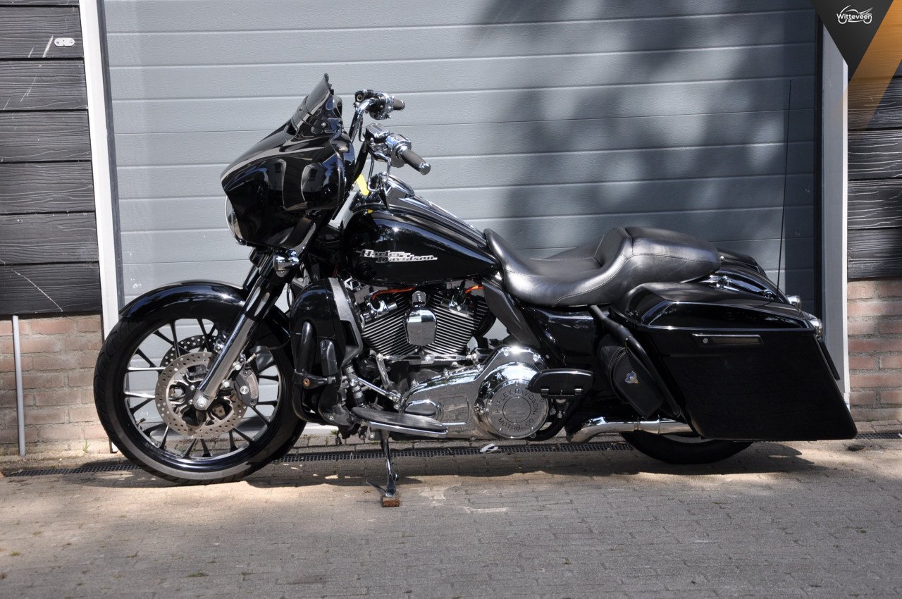 Harley-Davidson FLHXS Street Glide Special 103