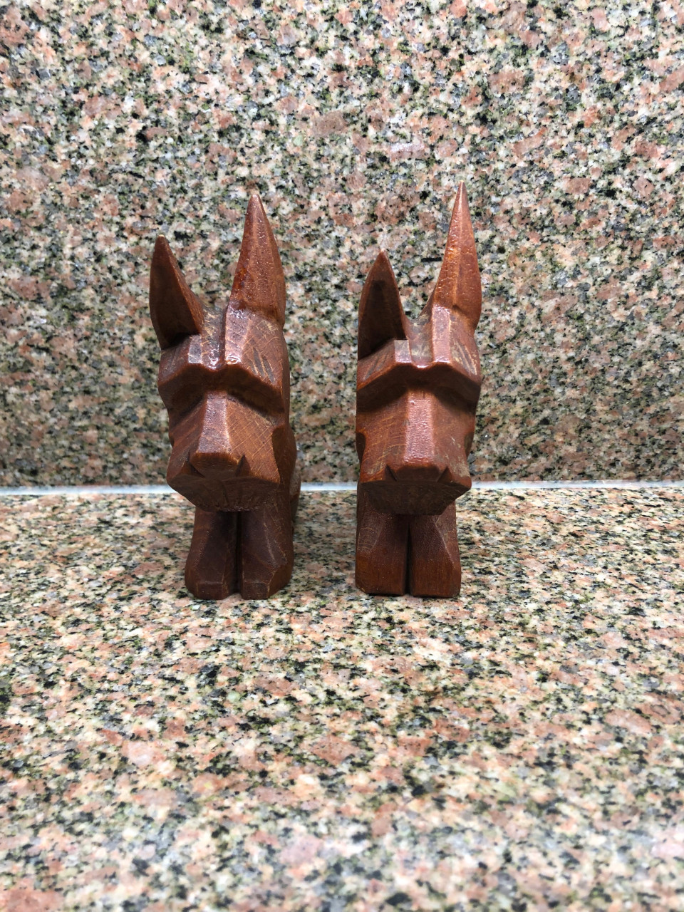 2 vintage houten hondjes.