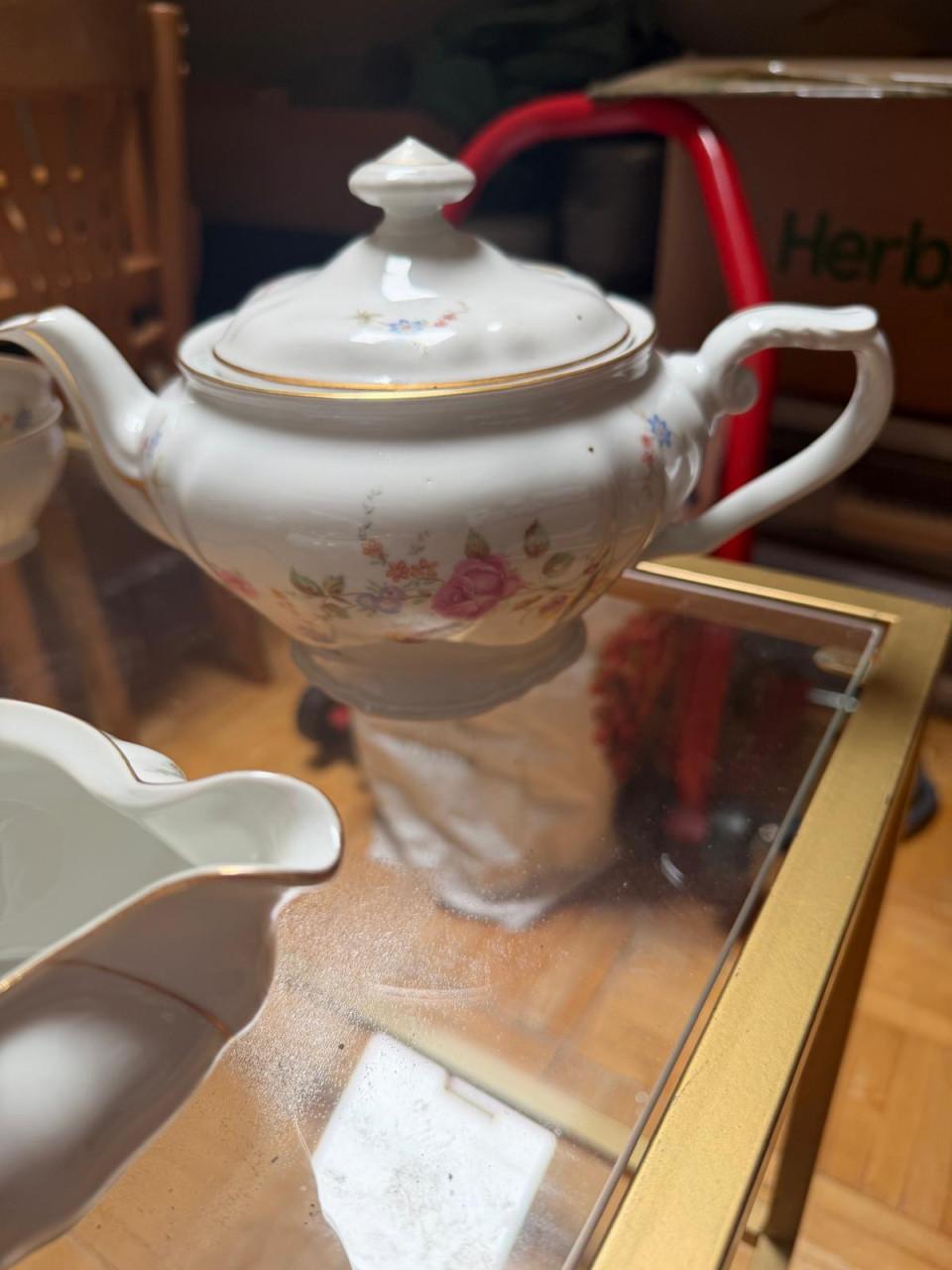 Theeservies met bloemboeketjes