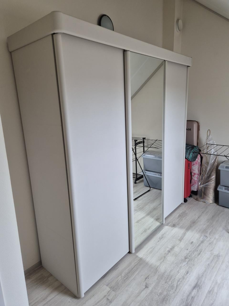 Twee GRATIS beige kledingkasten. Weg i.v.m. verhuizing!