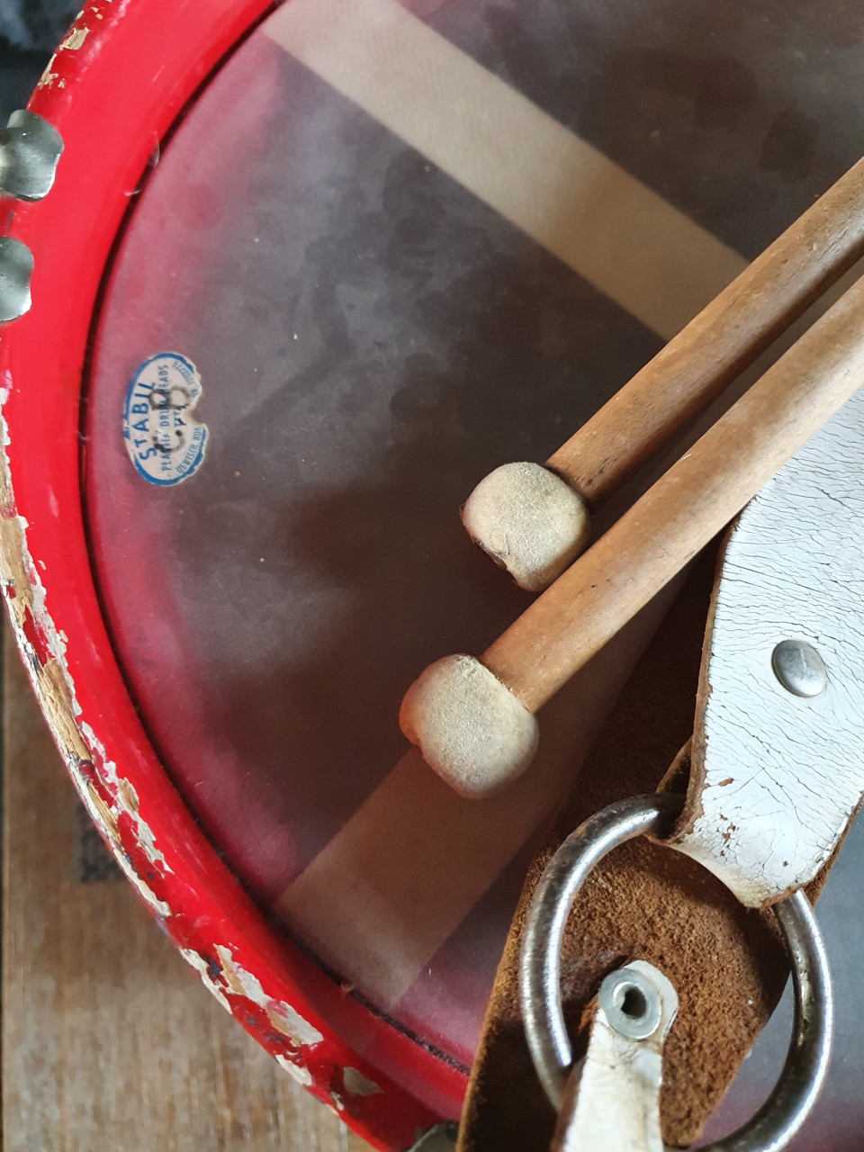 Prachtige grote antieke marching band drum, incl drumsticks en leren riem..