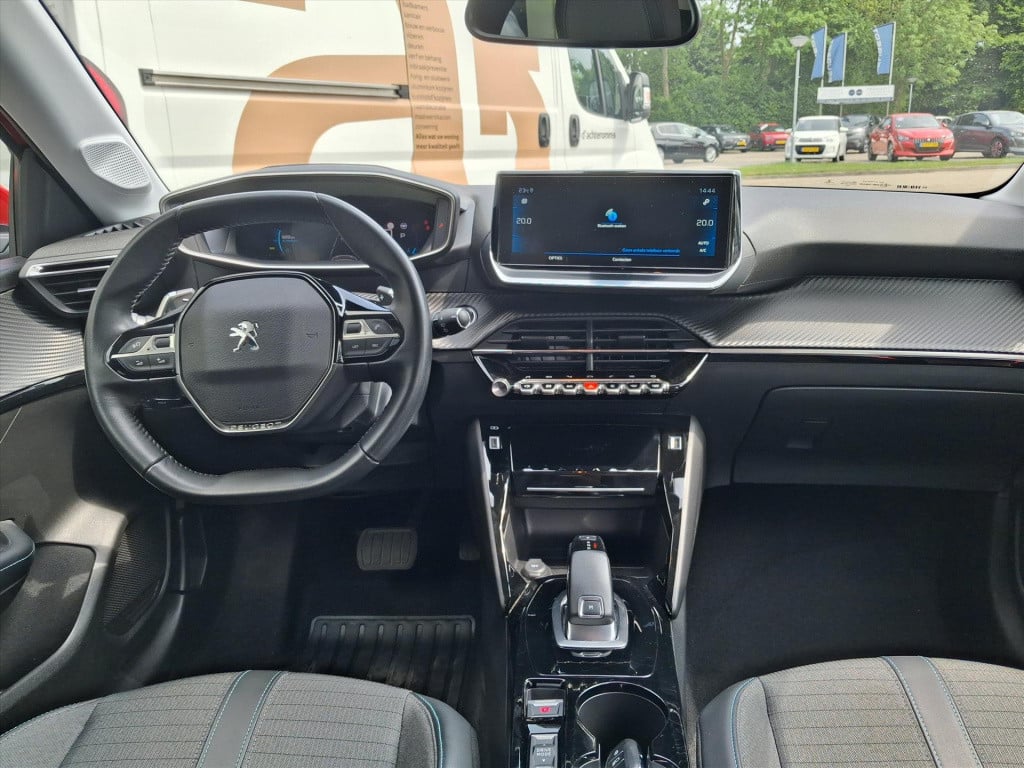 Peugeot 208 1.2 puretech 100pk eat8 allure pack | navi | bt | parkeersens. 