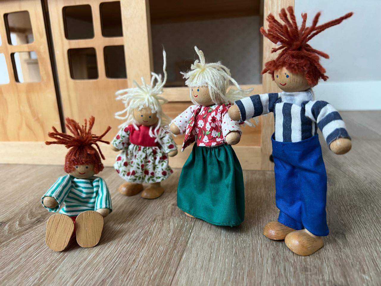 Houten poppenhuis met accessoires