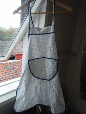 2 kinder schortjes (tot dij op volwassene) blauw en rood