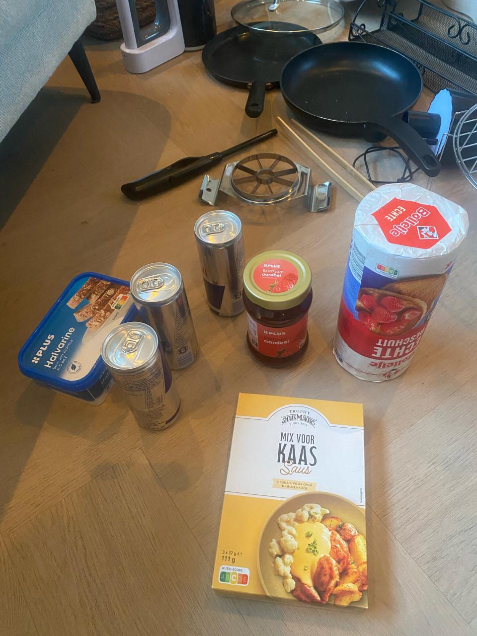Gratis: verschilende keuken spullen, alles in 1 keer mee nemen.
