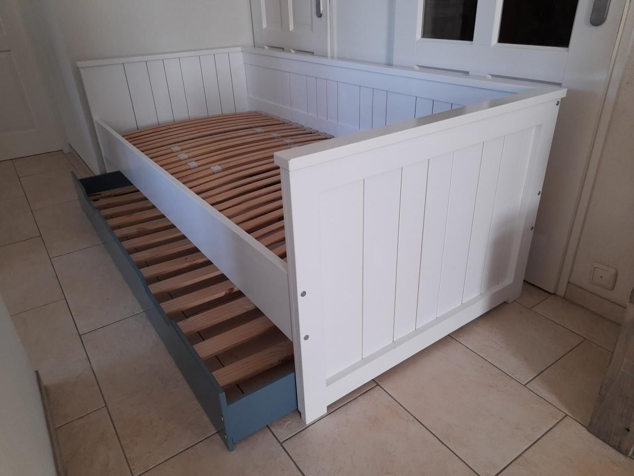 Stevig bed met onderschuif bed 90 x 200 (in goede staat)