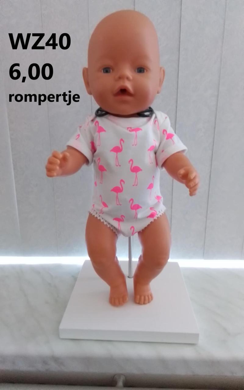 Poppenkleertjes baby born. Rompertje flamingo. Opbrengst KiKa.