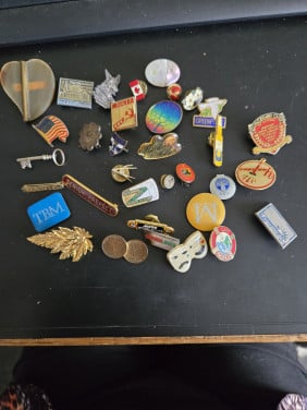 Speldjes/pins Bieden mag per stuk, aantal of alles in 1x T.e.a.b.
