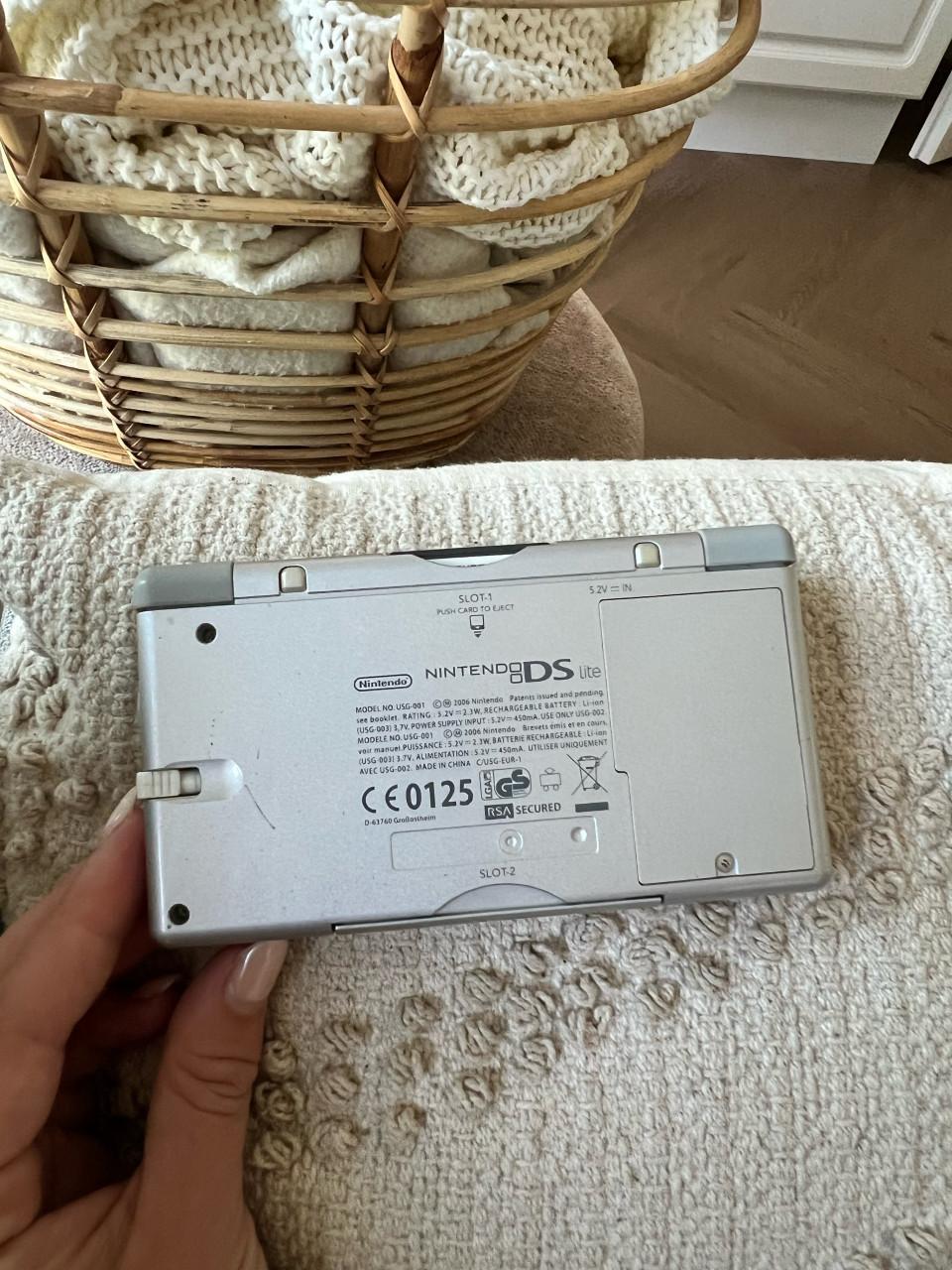 Nintendo DS Lite + Pokéamon Diamond spel