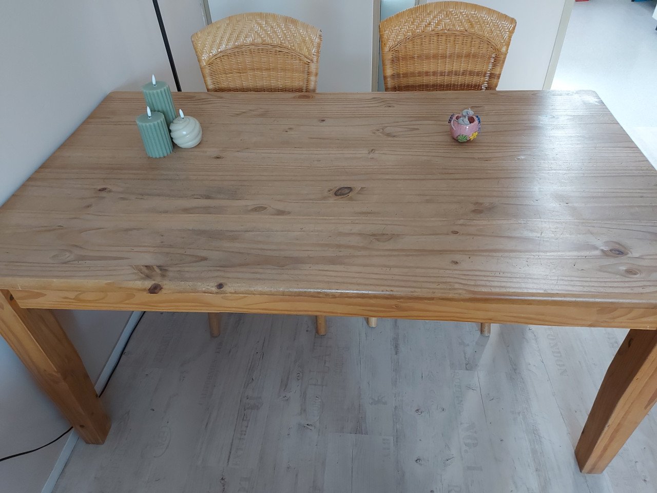 Stevige grenen eethoek met vier leuke rieten stoeltjes