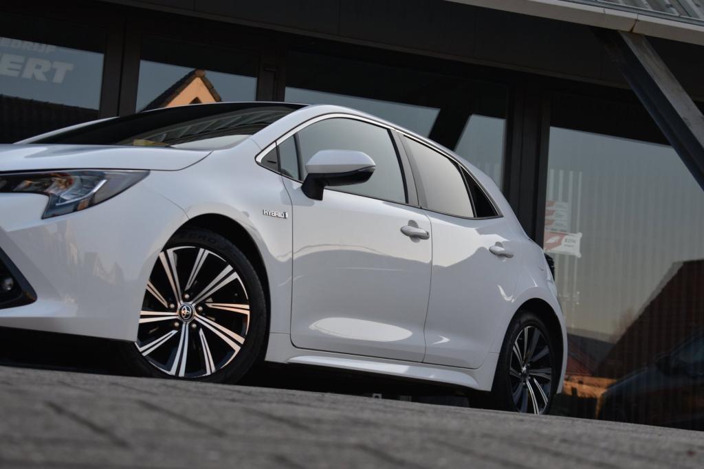 Toyota Corolla 1.8 hybrid dynamic | camera | apple carplay | android auto |