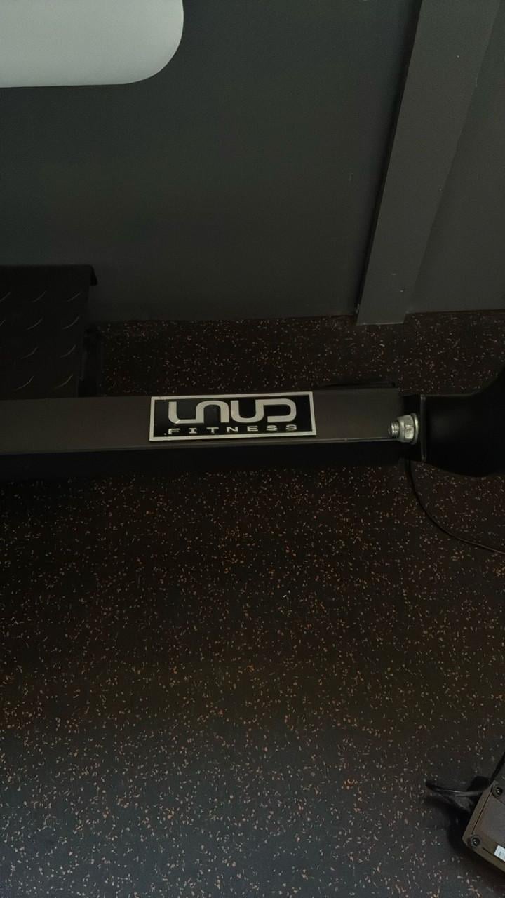 Te koop fitnessbank met halterstang en gewichten