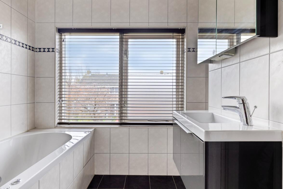 Te Koop, ruime Woning Paauwenburg, Vlissingen