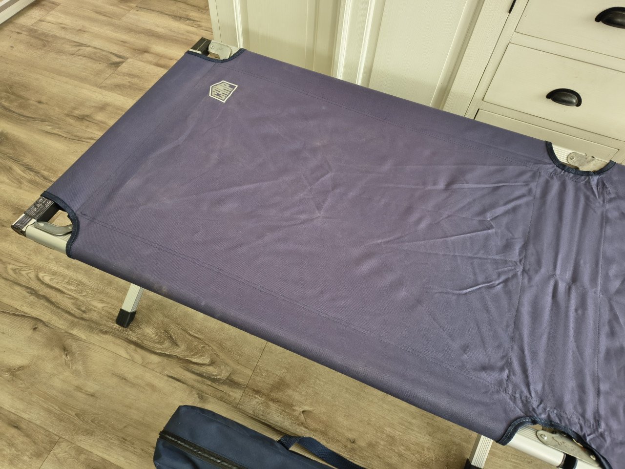 2x stevig veldbed van Camp. Kampeerbed, ligbed met draagtas.