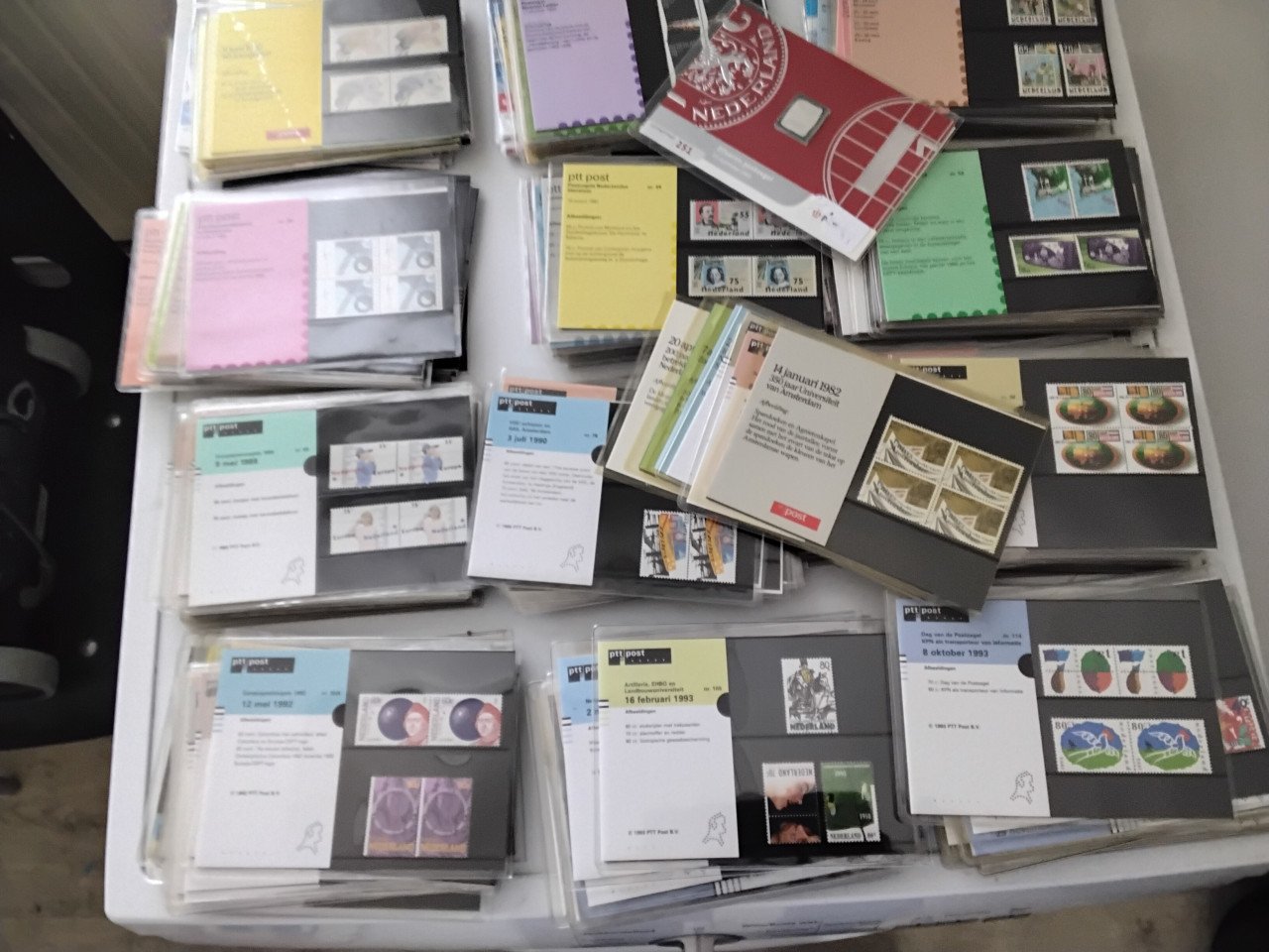 Postzegel uitgave in mapjes