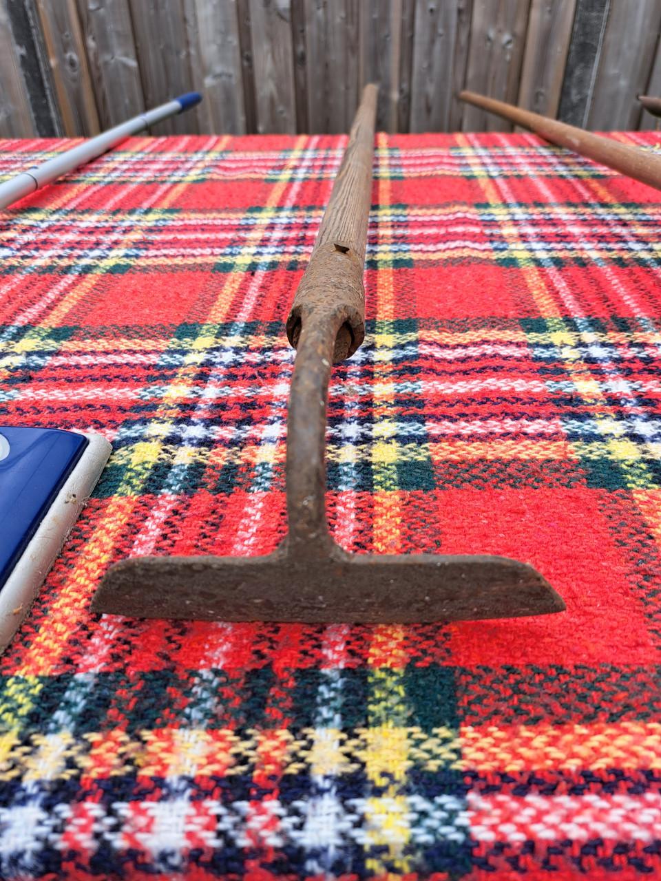 Werk attributen voor binnen en buiten, zoals tuinhak, tuinhark en swiffer.