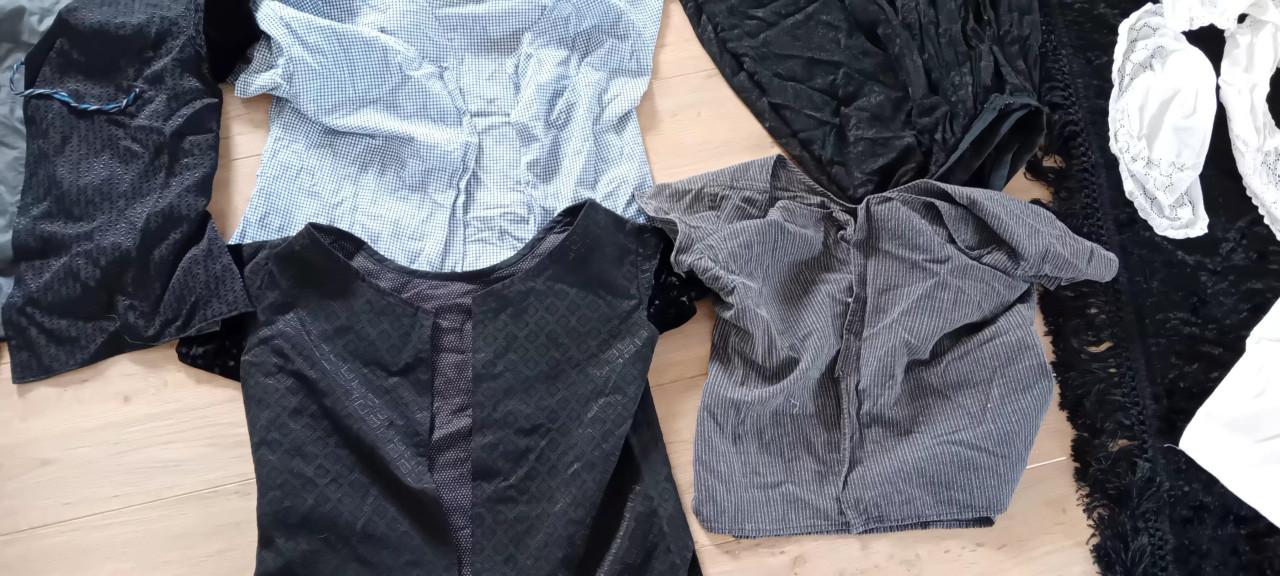 Boerinnengoed. Hemdrokken sjaal en mutsen. Arnemuids en walchers